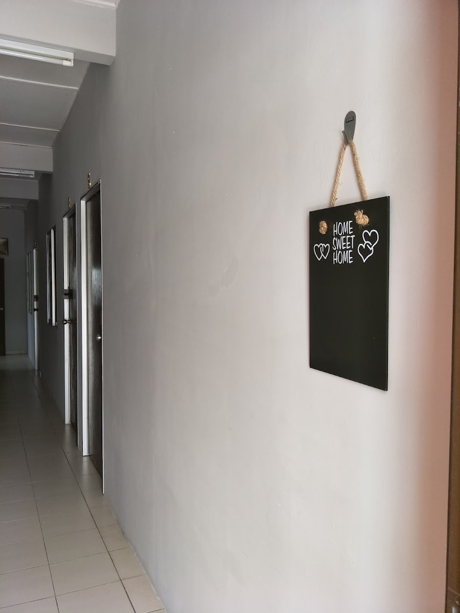 Koridor rumah sewa dengan hiasan Home Sweet Home, Senai