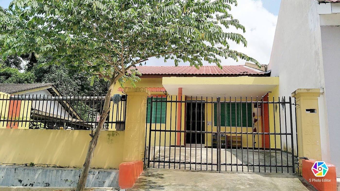 Hadapan rumah sewa pekerja berwarna kuning, Senai