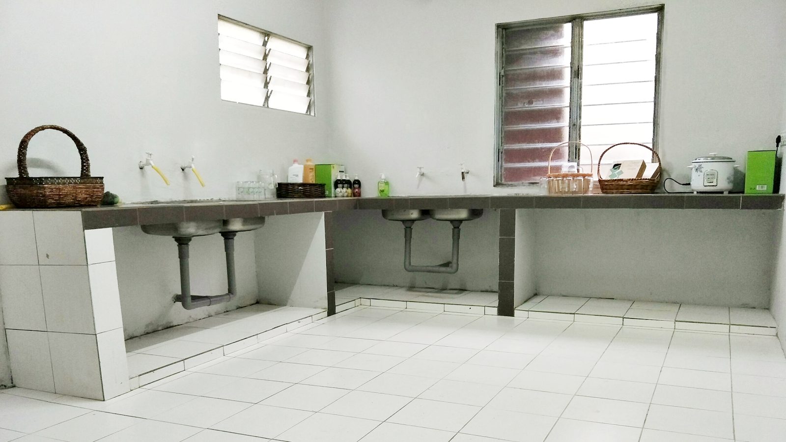 Sinki berganda di dapur bilik sewa Senai