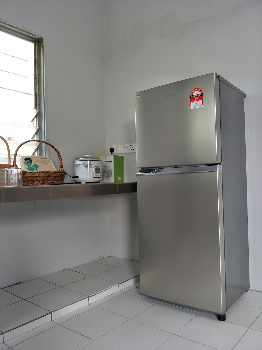 Dapur bilik sewa dengan peti sejuk dan dapur gas, Senai