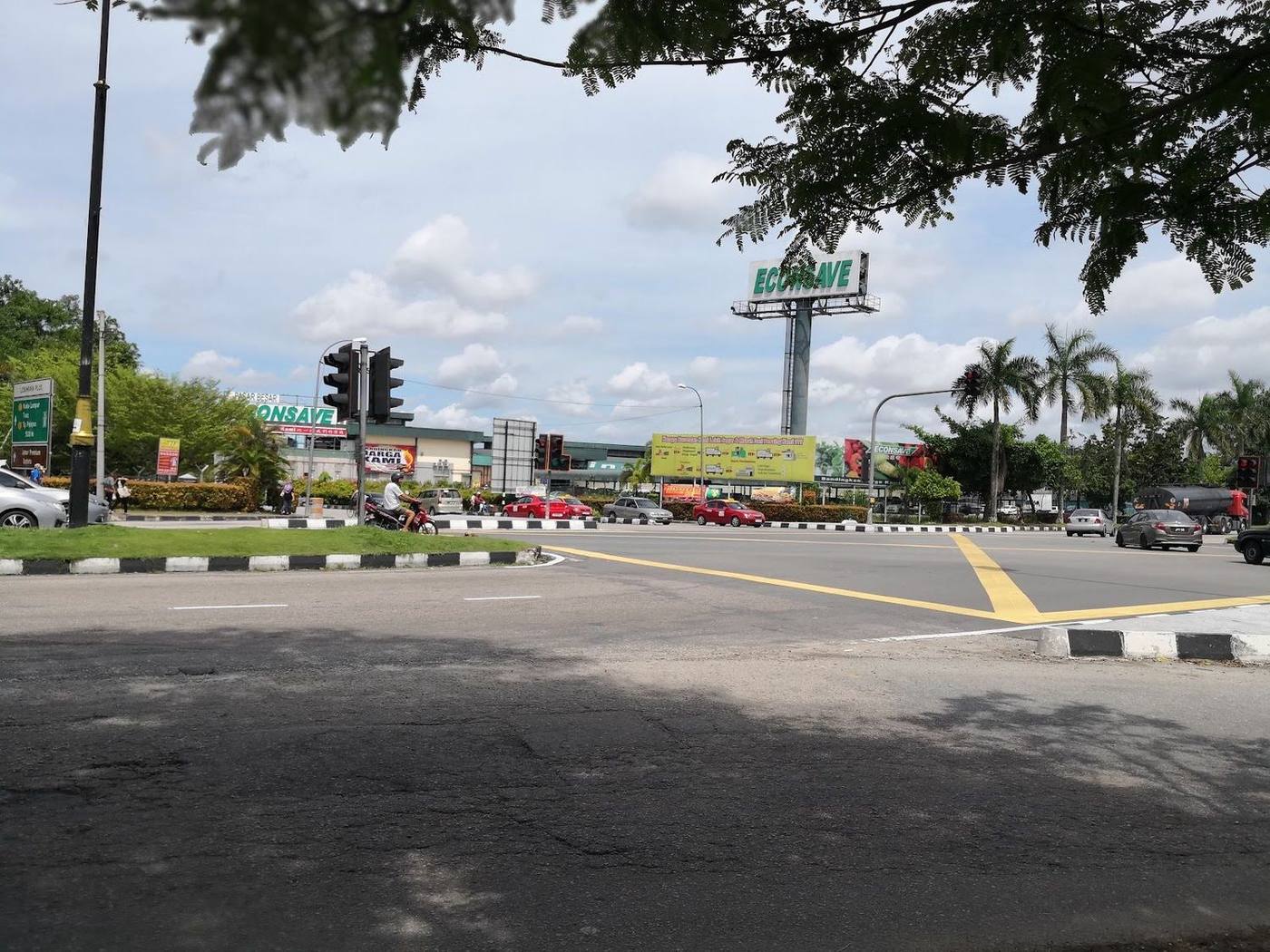 Econsave Senai berhampiran bilik sewa kami