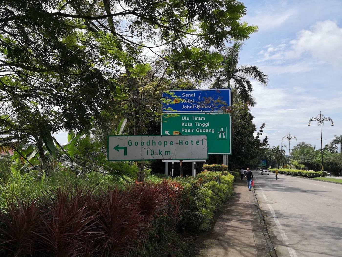Papan tanda jalan Senai