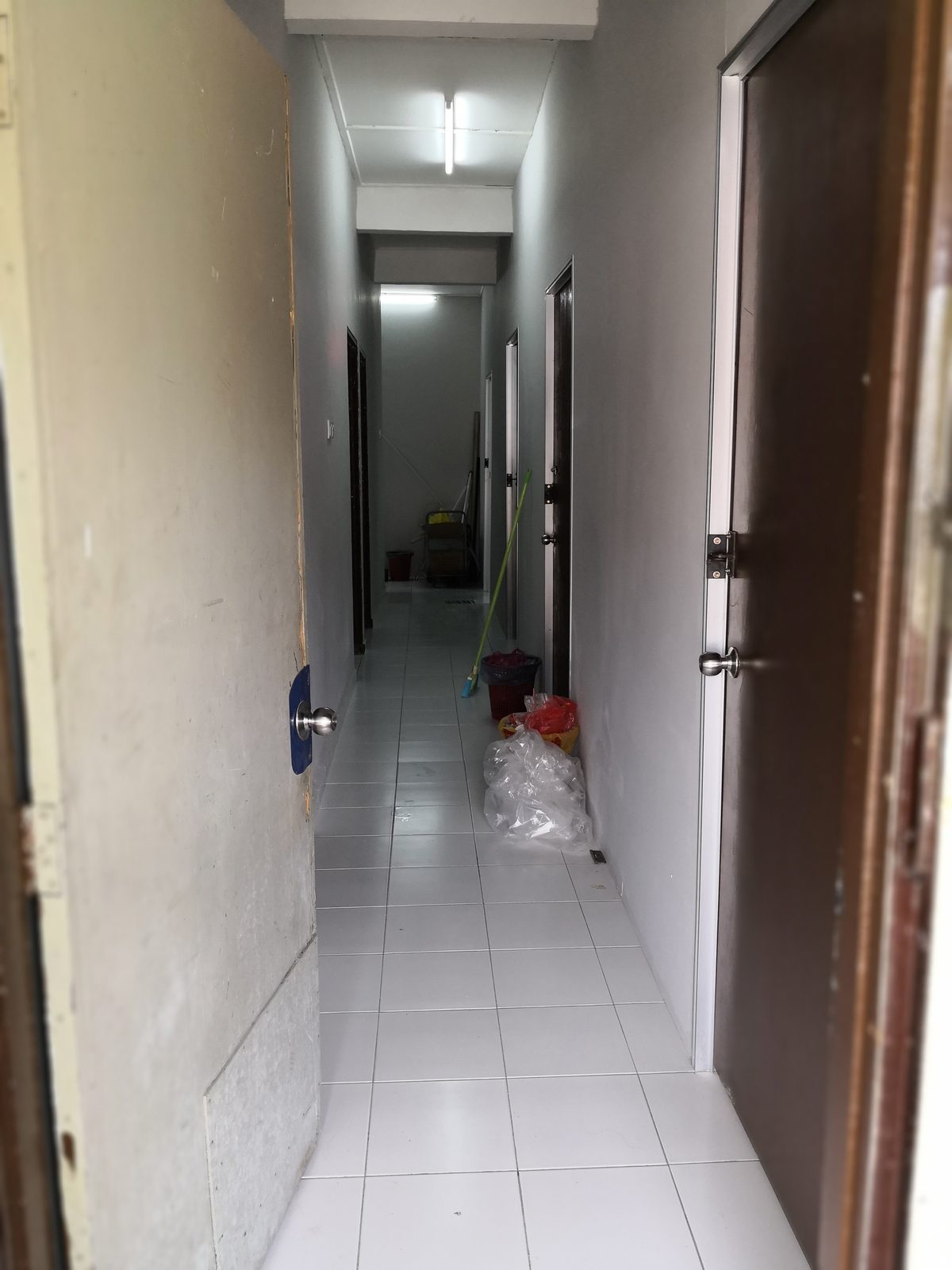 Koridor dalam House 151, bilik sewa pekerja Senai