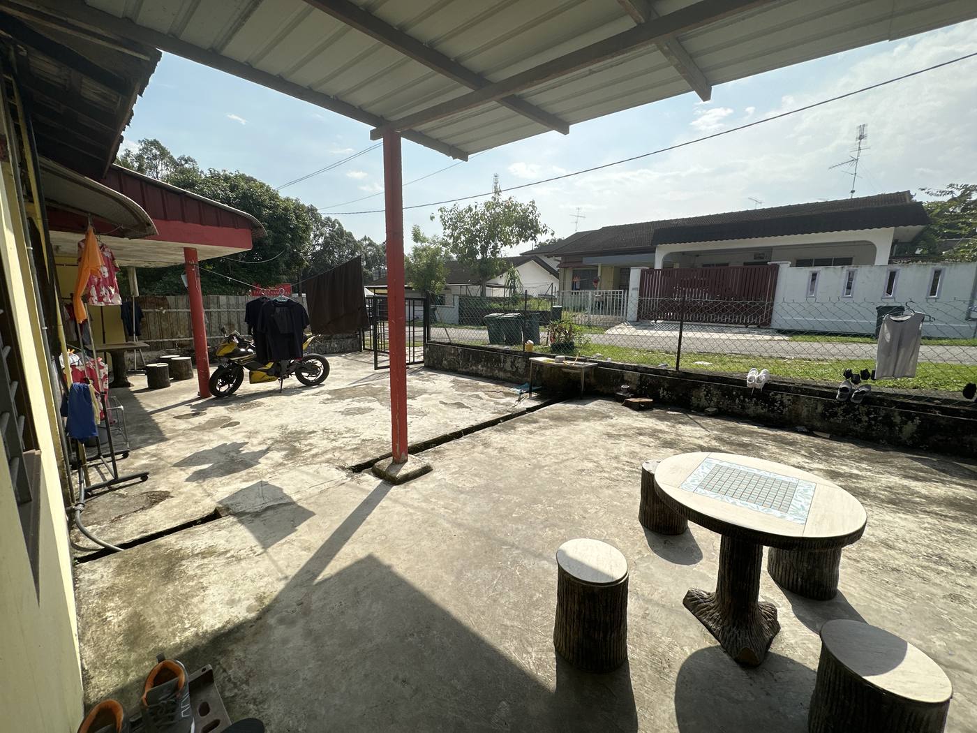Halaman House 151 dengan tiang merah, bilik sewa Senai