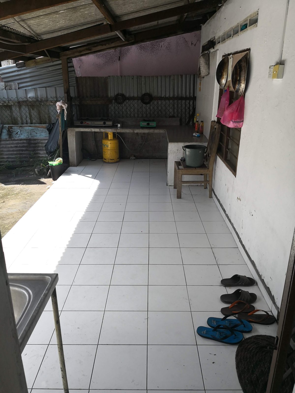 Dapur di House 16, rumah sewa pekerja Senai