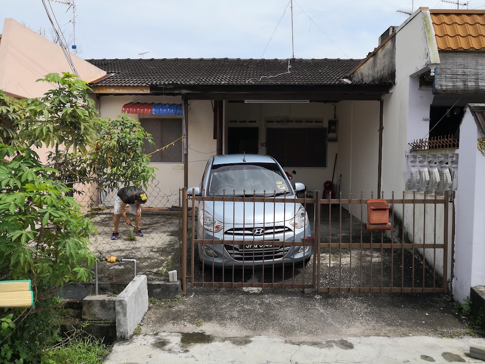 House with black garage doors — House 112, bilik sewa pekerja di Taman Senai Baru, Senai