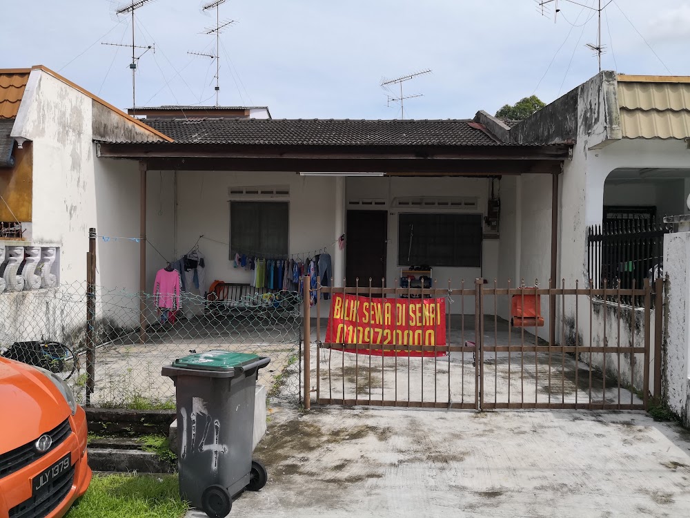 House with multilingual signage — House 114, bilik sewa pekerja di Taman Senai Baru, Senai