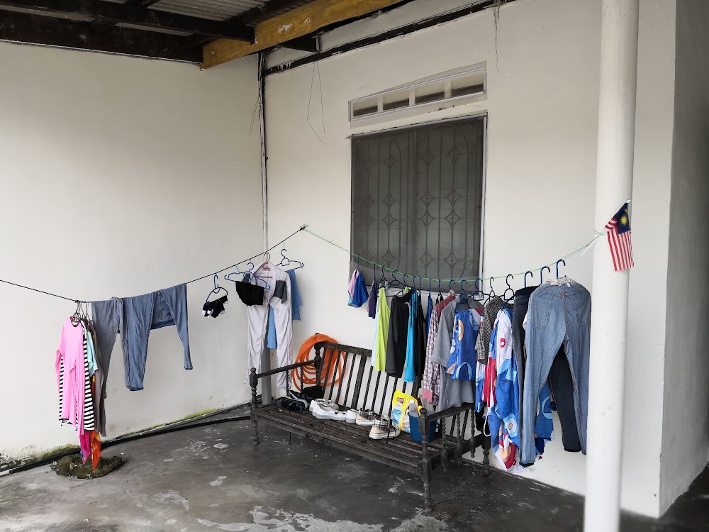 Corridor with white walls and mirror — House 114, bilik sewa pekerja di Taman Senai Baru, Senai