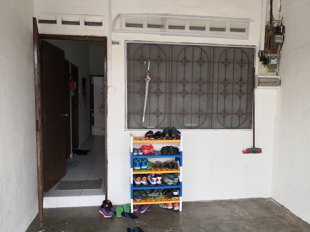 Room with furniture and hanging laundry — House 114, bilik sewa pekerja di Taman Senai Baru, Senai