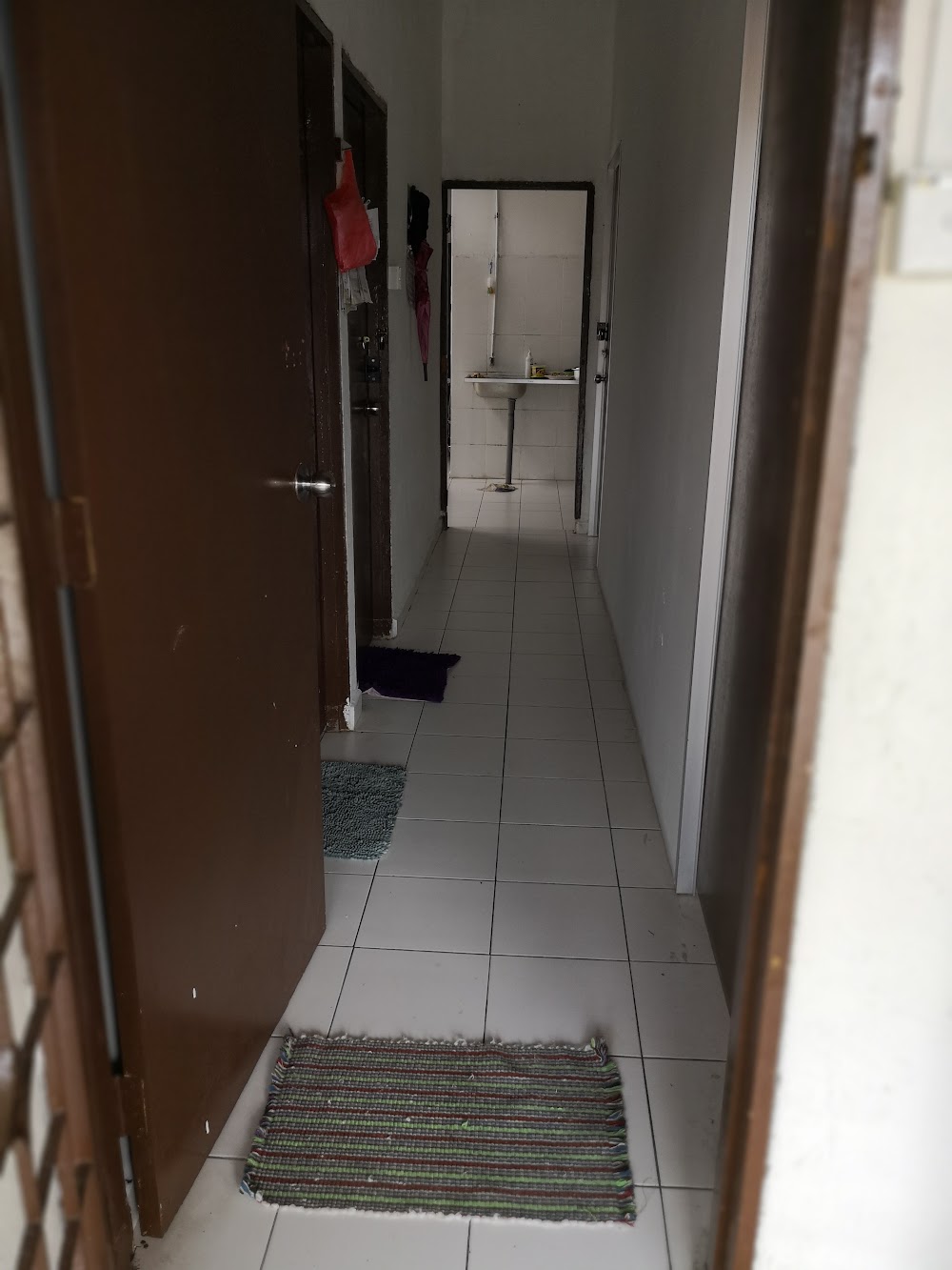 Corridor with tiered shoe rack — House 114, bilik sewa pekerja di Taman Senai Baru, Senai
