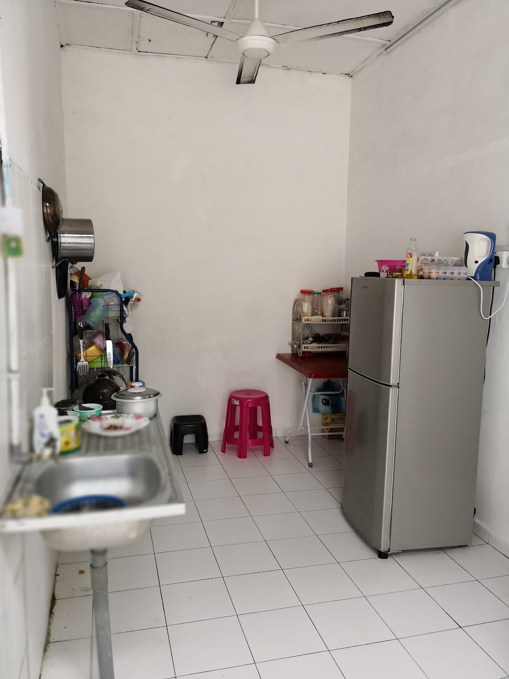 Kitchen with refrigerator and cooking equipment — House 114, bilik sewa pekerja di Taman Senai Baru, Senai