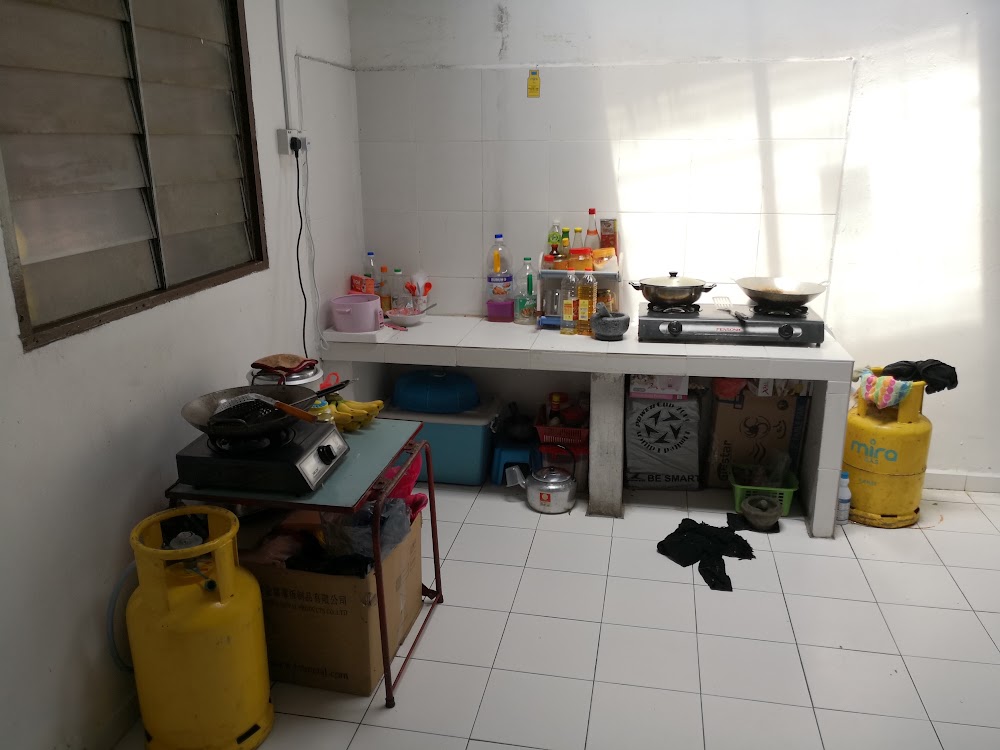 Shared kitchen with gas stove and equipment — House 114, bilik sewa pekerja di Taman Senai Baru, Senai