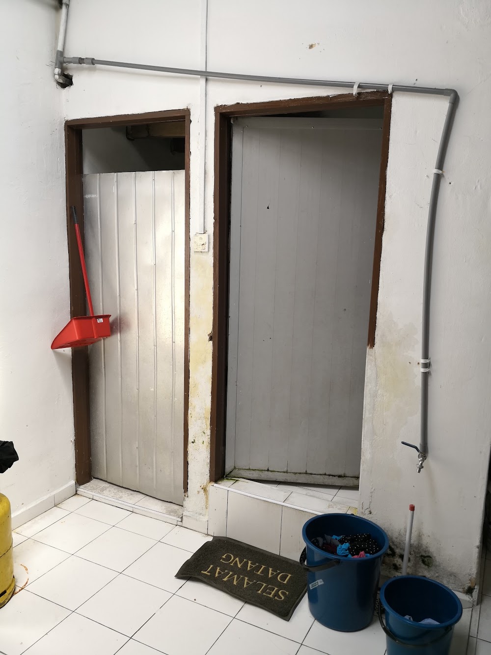 Bathroom with mirror and door — House 114, bilik sewa pekerja di Taman Senai Baru, Senai