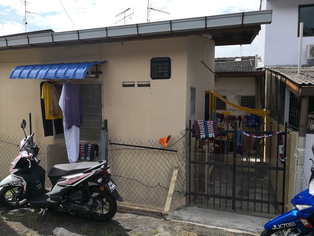 White house with garage and motorcycle — House 114, bilik sewa pekerja di Taman Senai Baru, Senai