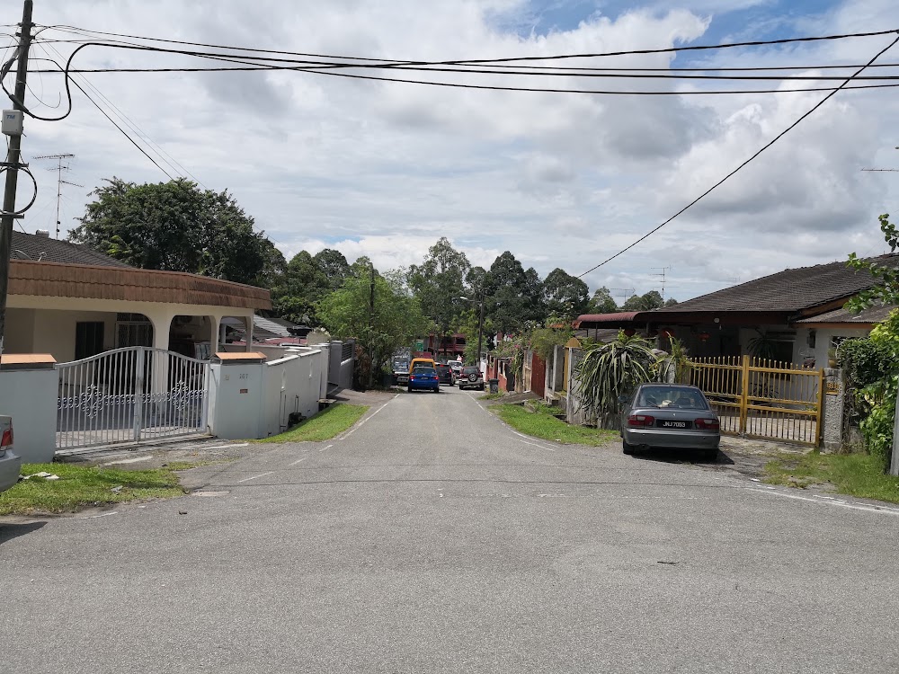 Shared housing with white fence and driveway — House 151, bilik sewa pekerja di Taman Senai Baru, Senai