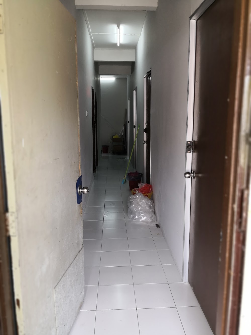 Long corridor with stacked room doors — House 151, bilik sewa pekerja di Taman Senai Baru, Senai