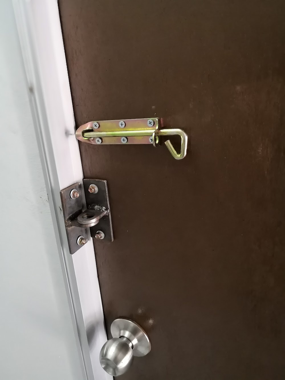 Room door with safety lock — House 151, bilik sewa pekerja di Taman Senai Baru, Senai