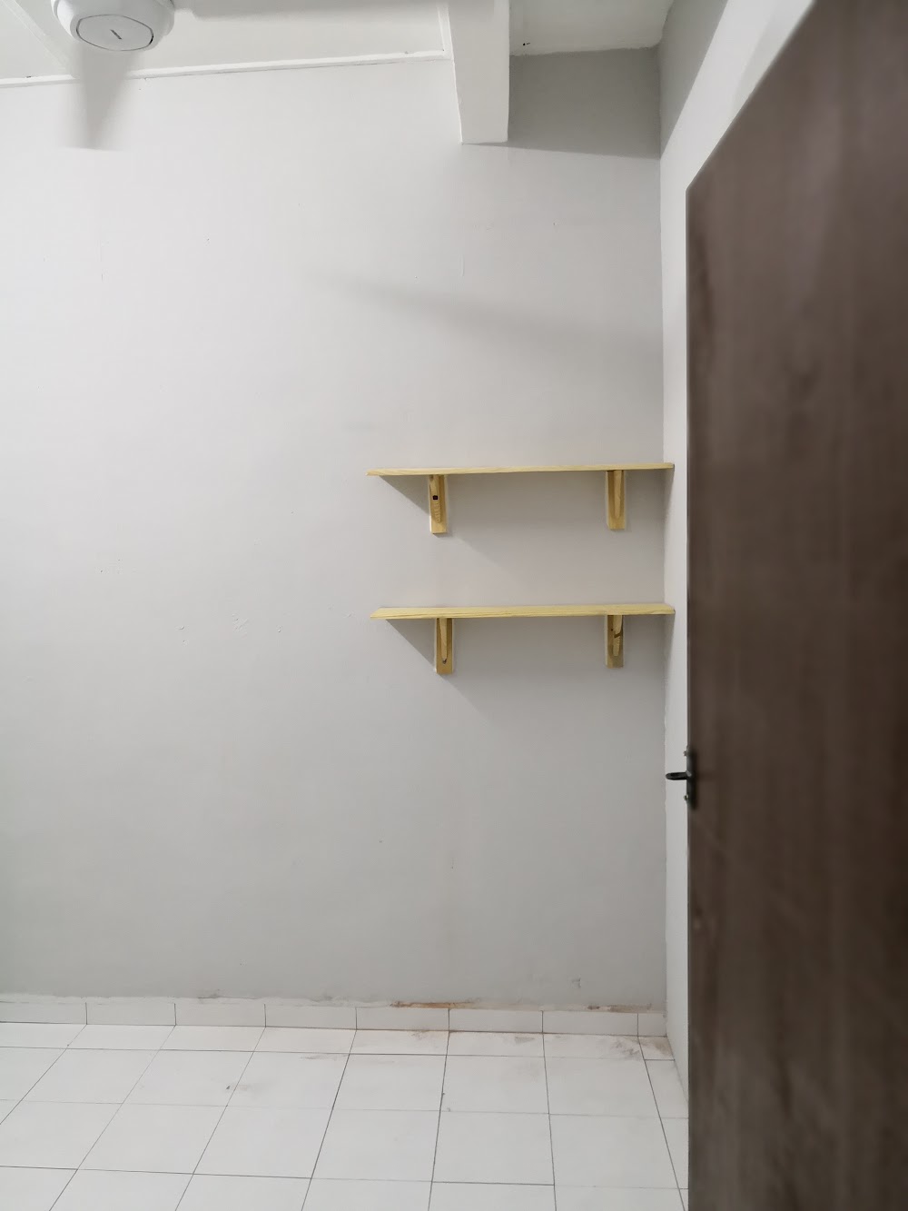 Empty room with gold shelving — House 151, bilik sewa pekerja di Taman Senai Baru, Senai