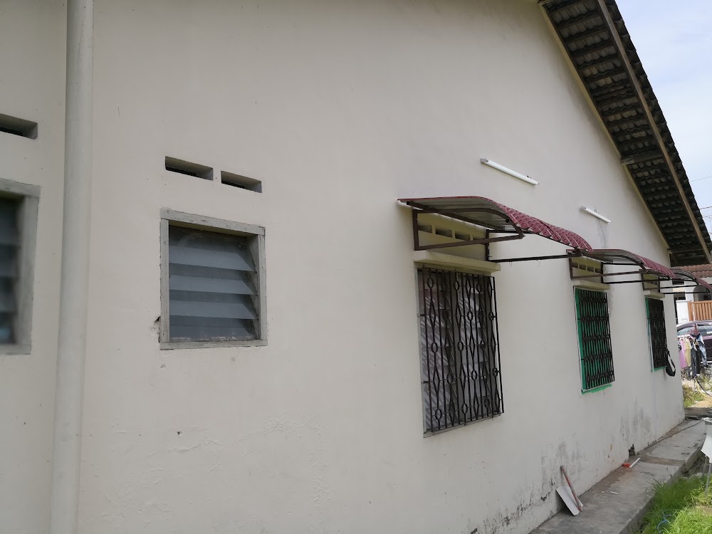 White house with sheltered windows — House 151, bilik sewa pekerja di Taman Senai Baru, Senai