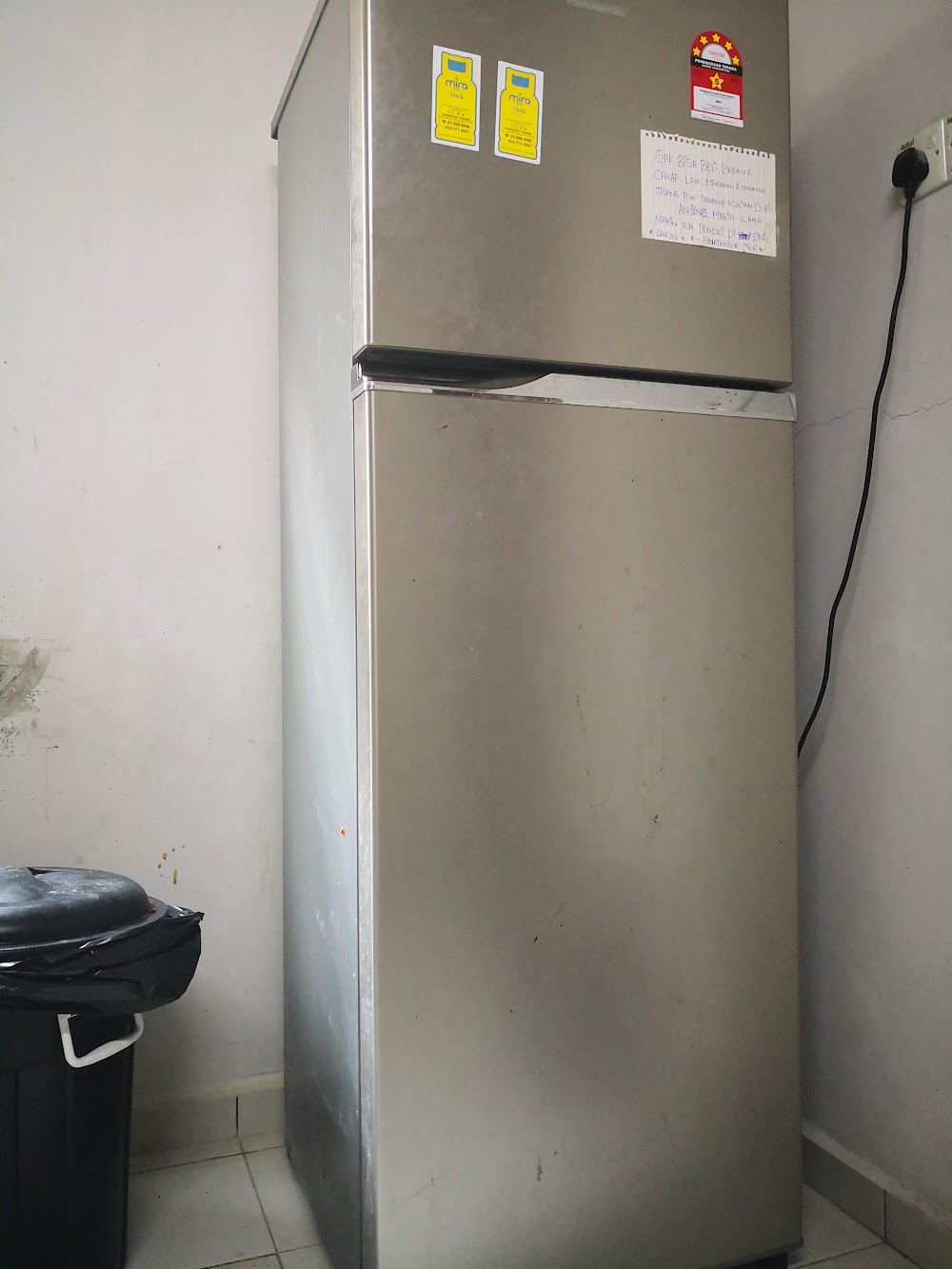 Kitchen with basic cooking equipment — House 151, bilik sewa pekerja di Taman Senai Baru, Senai