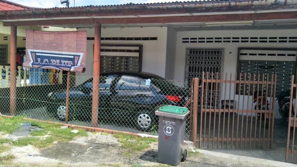 House exterior with wooden gate — House 16, bilik sewa pekerja di Lorong Jaya, Senai, Senai