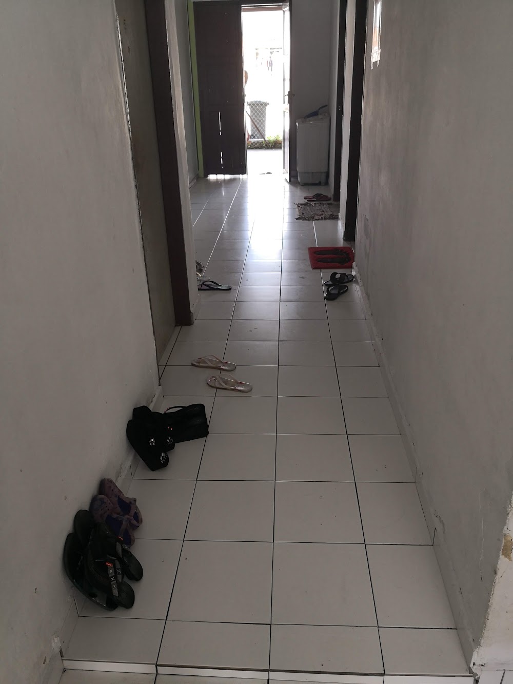 Main corridor with bright entrance — House 16, bilik sewa pekerja di Lorong Jaya, Senai, Senai