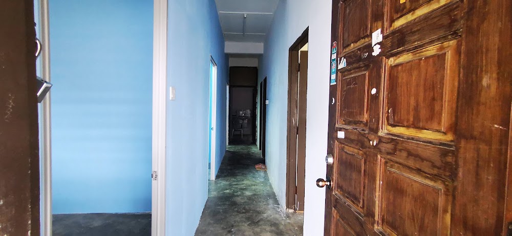 Empty room with blue walls and wooden door — House 172, bilik sewa pekerja di Taman Senai Baru, Senai