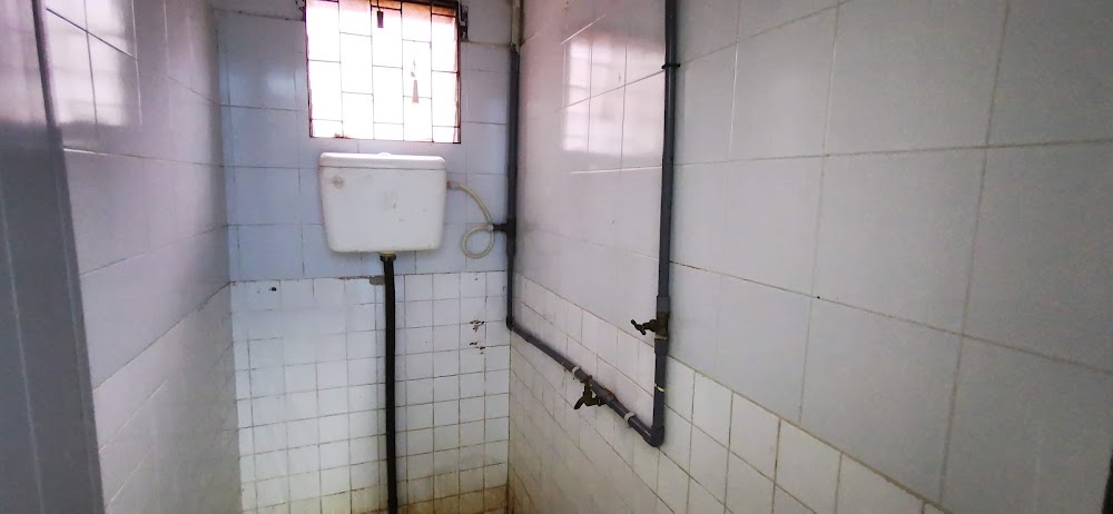 Bathroom with mirror and window — House 172, bilik sewa pekerja di Taman Senai Baru, Senai