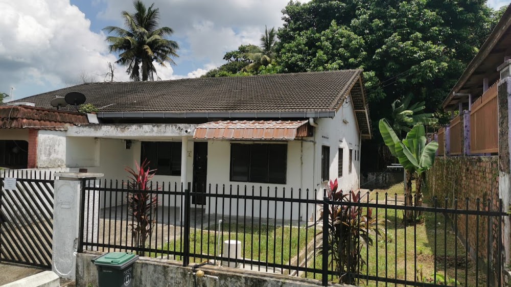 Corridor with blue walls and wooden doors — House 172, bilik sewa pekerja di Taman Senai Baru, Senai