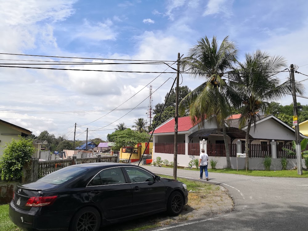 Empty room with concrete floor and white walls — House 175, bilik sewa pekerja di Taman Senai Baru, Senai
