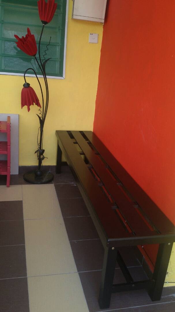 Bedroom with queen-size bed and white pillows — House 175, bilik sewa pekerja di Taman Senai Baru, Senai