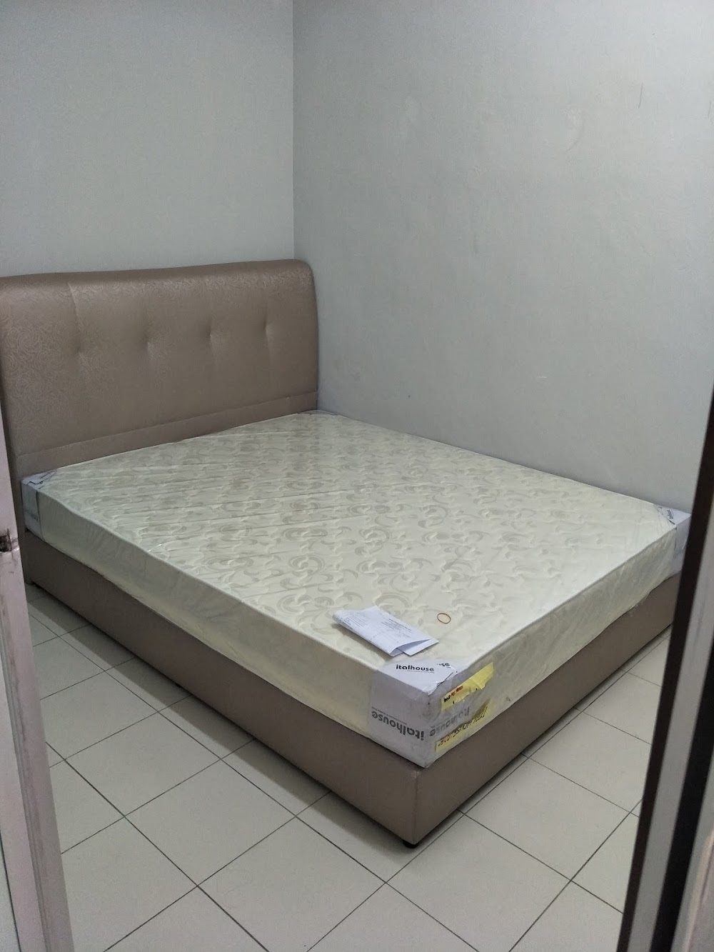 Single bed with bedframe — House 175, bilik sewa pekerja di Taman Senai Baru, Senai