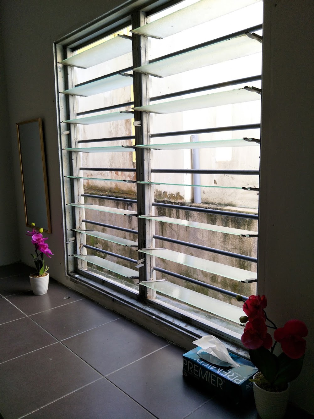 Window with louvered design — House 175, bilik sewa pekerja di Taman Senai Baru, Senai