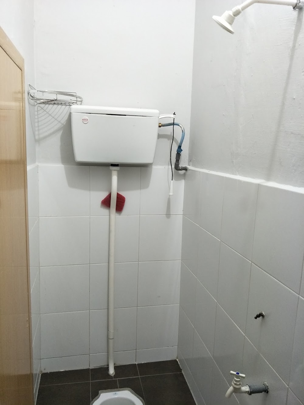 Bathroom with shower — House 175, bilik sewa pekerja di Taman Senai Baru, Senai
