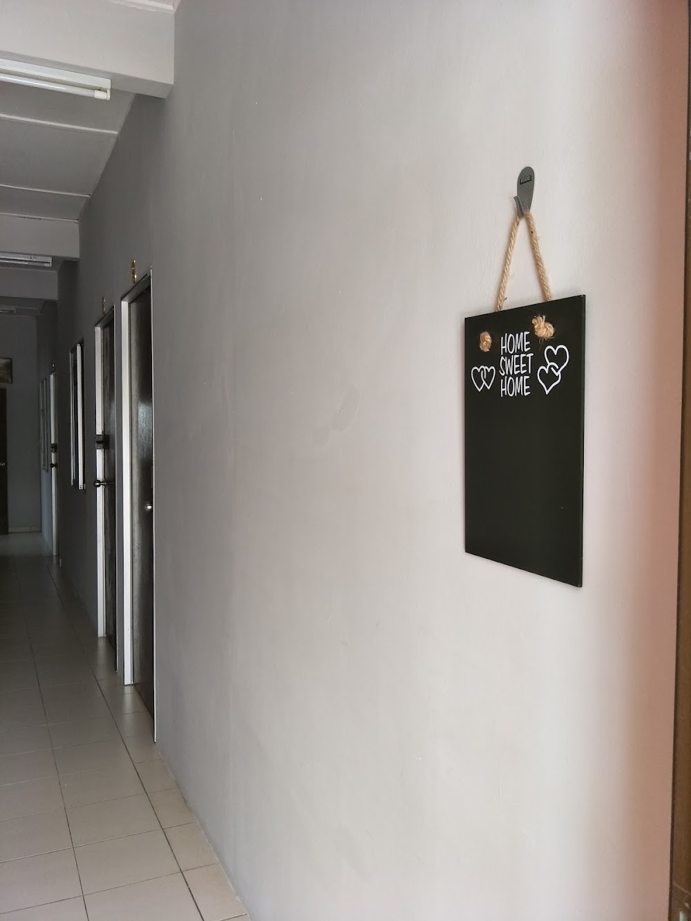 Corridor with adjacent room doors — House 175, bilik sewa pekerja di Taman Senai Baru, Senai
