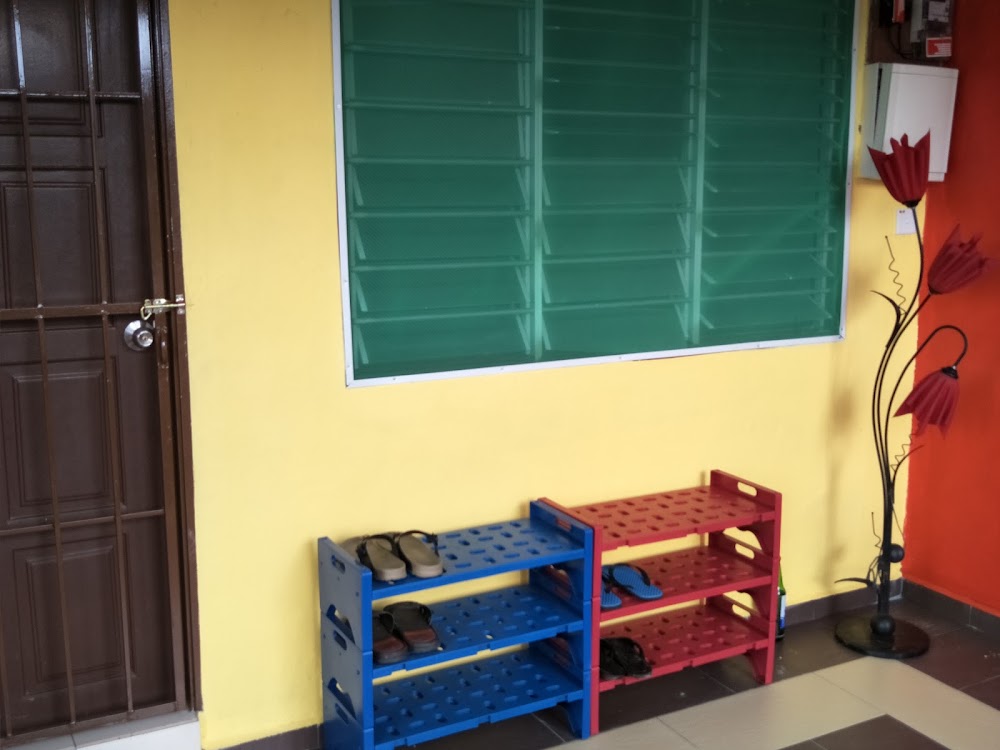 Remove shoes and no spitting notice signs — House 175, bilik sewa pekerja di Taman Senai Baru, Senai