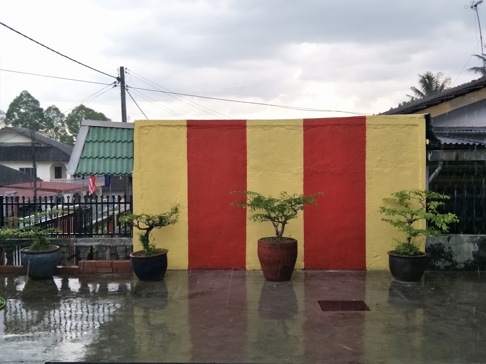 Shoe rack at house entrance — House 175, bilik sewa pekerja di Taman Senai Baru, Senai