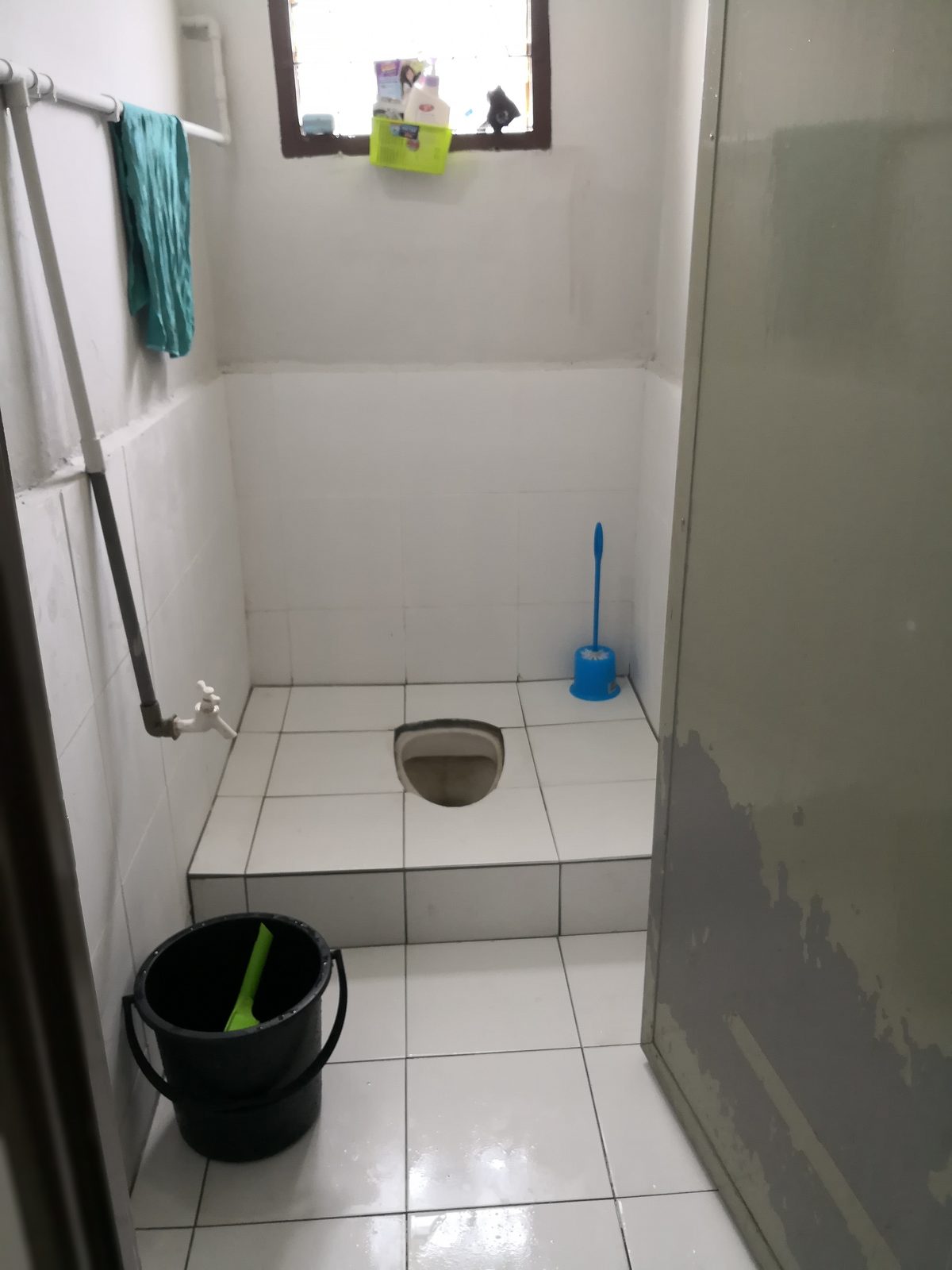 Tandas cangkung di bilik sewa Senai